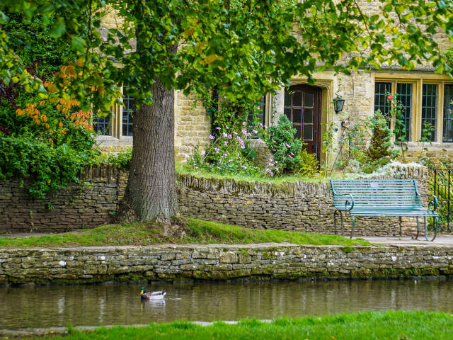 bourton on the water river windrush
